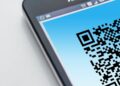 Nahaufnahme eines Smartphones, das einen QR-Code auf dem Display anzeigt
