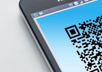 Nahaufnahme eines Smartphones, das einen QR-Code auf dem Display anzeigt