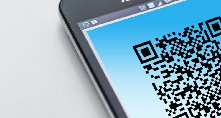Nahaufnahme eines Smartphones, das einen QR-Code auf dem Display anzeigt