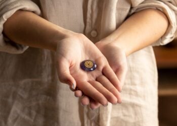 Person bei einer Reiki-Anwendung mit Heilsteinen