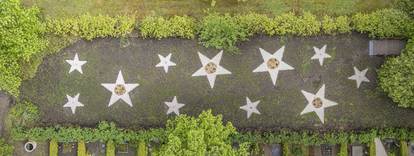 Luftbild des Sternenkinder-Grabfelds auf dem Forster Hauptfriedhof