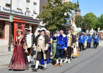 Dutzende Vereine, Interessengemeinschaften und Sportgruppen beteiligten sich an einem Festumzug, der aus insgesamt 45 Bildern bestand. (Bild: Detlef Bogott)
