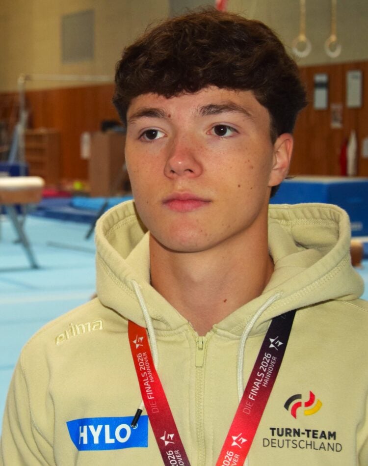 Radomyr Stelmakh vom SC Cottbus im Trainingsanzug des Turn-Teams Deutschland