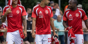 Yusuf Wardak (Mitte) wird an den TSV Havelse verliehen. Bild: Christiane Weiland