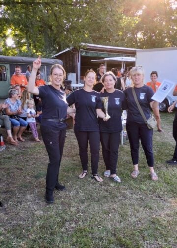 Feuerwehrfrauen nach dem Wettkampf auf dem Sportgelände