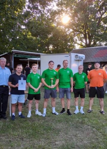 Mannschaft mit Pokal nach der Siegerehrung