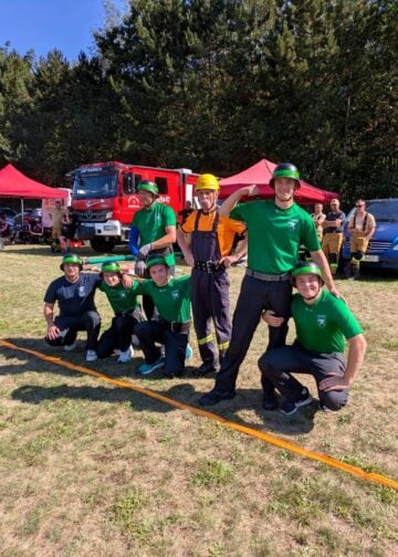 Team mit Löschfahrzeug auf dem Wettkampfgelände