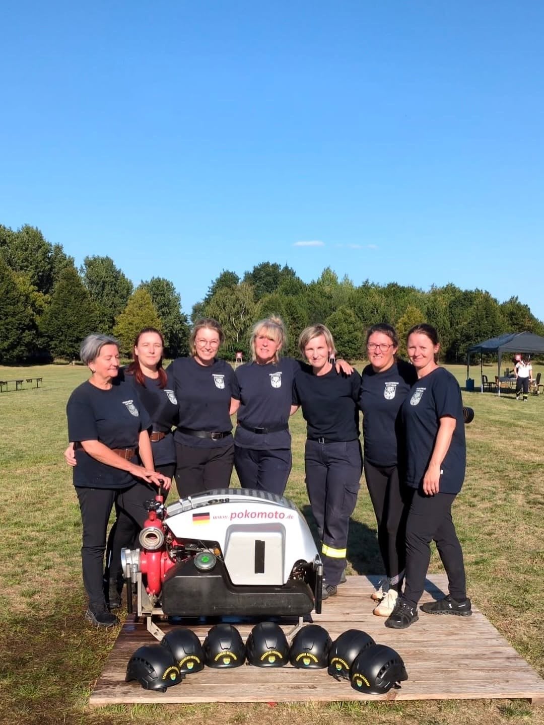 Feuerwehrfrauen aus der Region mit ihrer Tragkraftspritze beim Wettkampf