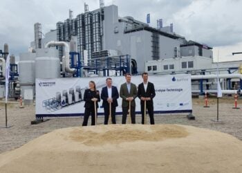 Vier Personen mit Spaten beim Baustart der Wasserstoff-Testanlage in Schwarzheide