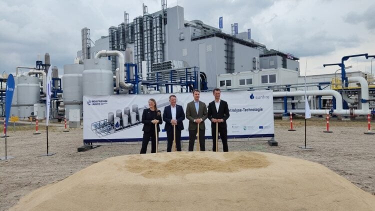 Vier Personen mit Spaten beim Baustart der Wasserstoff-Testanlage in Schwarzheide