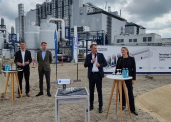 Vier Personen mit Spaten beim Baustart der Wasserstoff-Testanlage in Schwarzheide