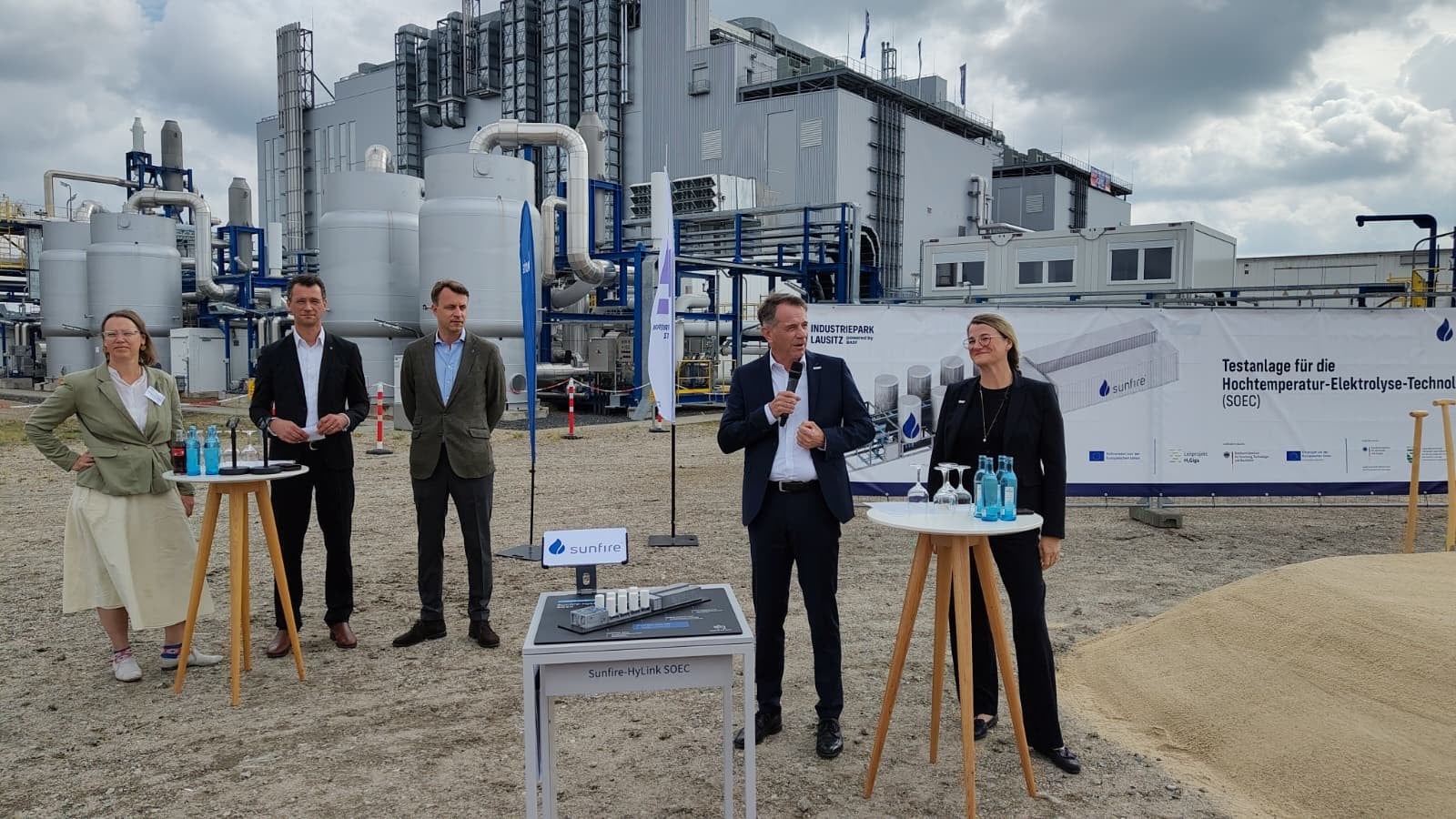 Vertreter von Sunfire und BASF bei den Ansprachen zum Baustart in Schwarzheide
