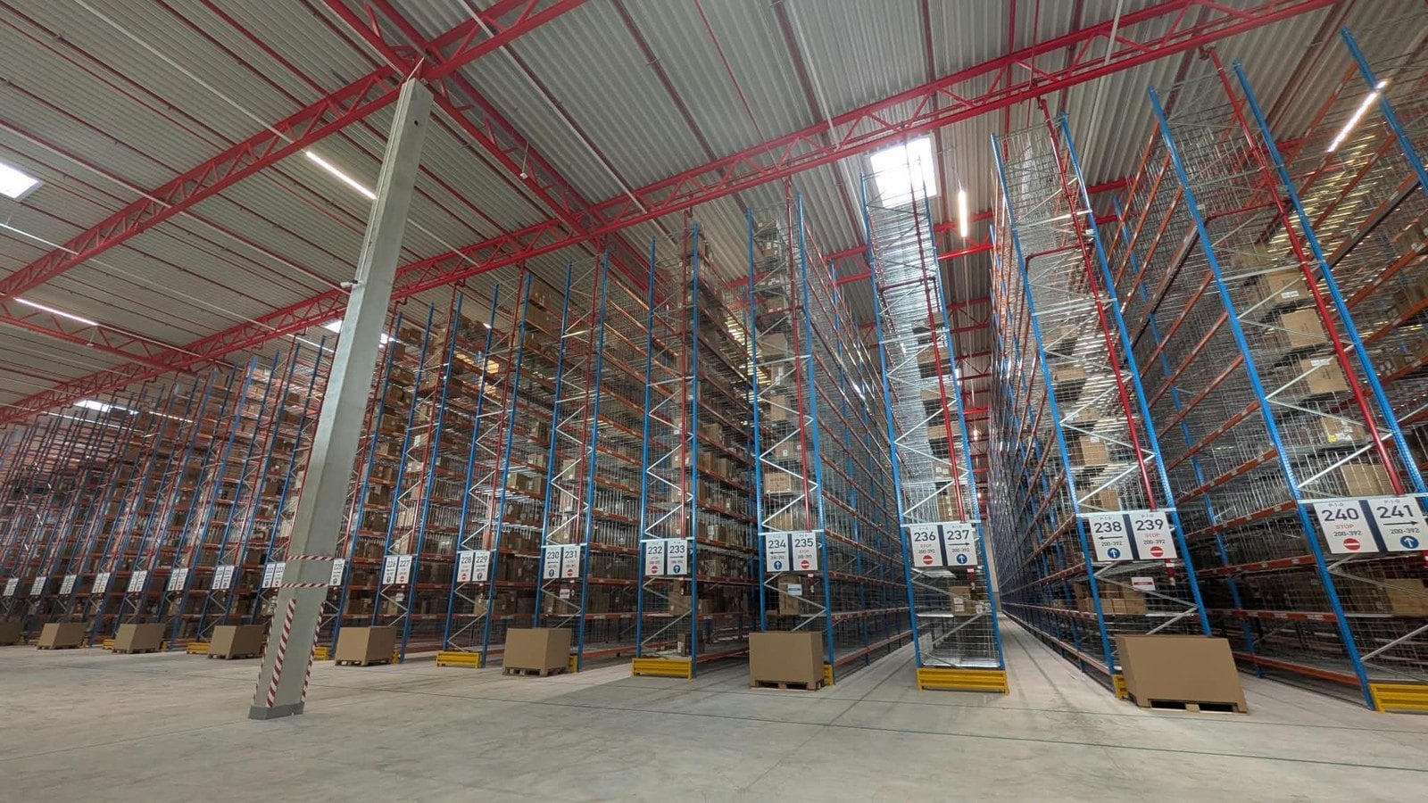Hochregale im Logistikzentrum von Ceva in Frankfurt (Oder)