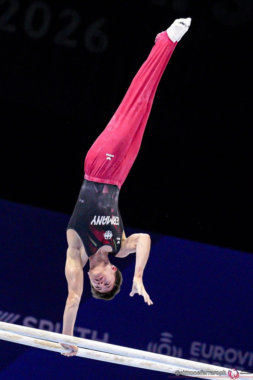 Davyd Alshanov vom SC Cottbus im Handstand am Barren bei der Turn-EM in Zagreb