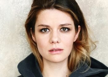 Schauspielerin Linn Reusse in einer Szene der Hamlet-Inszenierung des Lausitz Festivals