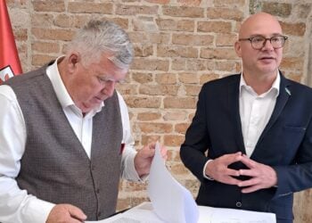 Landrat Gernot Schmidt und Oberbürgermeister Axel Strasser bei der Unterzeichnung der Vereinbarung