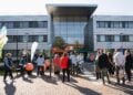 Besucher vor dem Eingang der Medizinischen Universität Lausitz in Cottbus