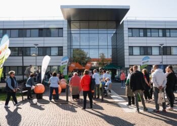 Besucher vor dem Eingang der Medizinischen Universität Lausitz in Cottbus