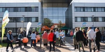 Besucher vor dem Eingang der Medizinischen Universität Lausitz in Cottbus
