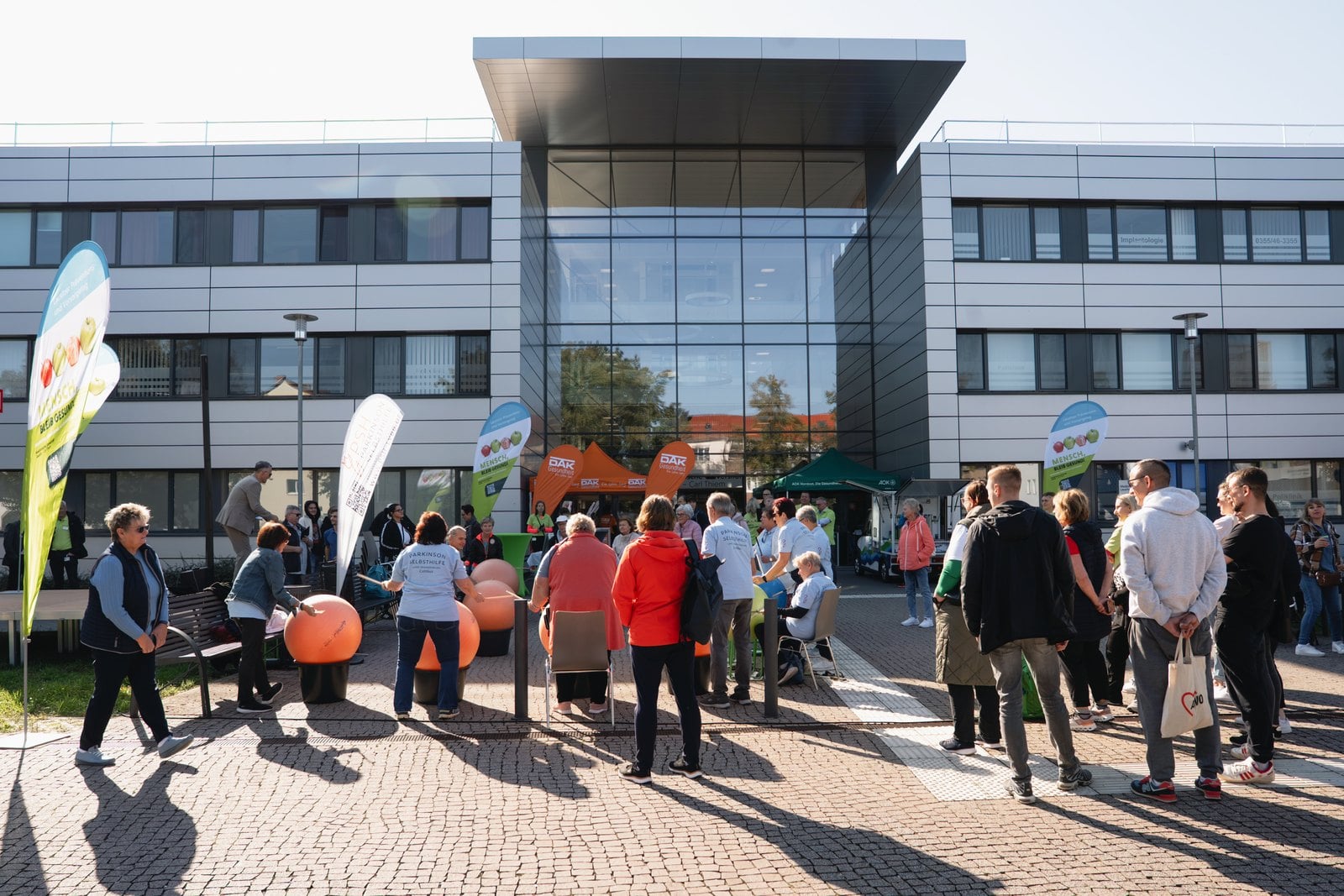 Besucher vor dem Eingang der Medizinischen Universität Lausitz in Cottbus