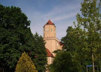 Turm des Schlosses Spremberg über den Baumkronen