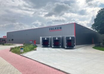 Graue Lagerhalle mit rotem Falken-Schriftzug und drei Ladetoren