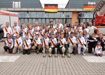 Mannschaftsfoto beim Empfang auf der Cottbuser Feuerwache