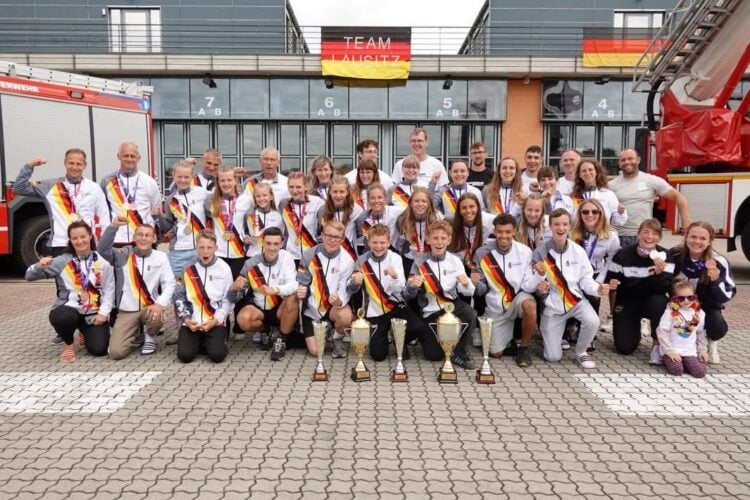 Mannschaftsfoto beim Empfang auf der Cottbuser Feuerwache