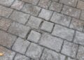 Zwei helle Fehlstellen im Gehwegpflaster, wo die Stolpersteine eingelassen waren