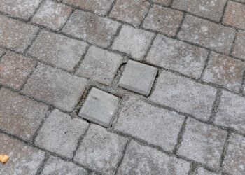 Zwei helle Fehlstellen im Gehwegpflaster, wo die Stolpersteine eingelassen waren