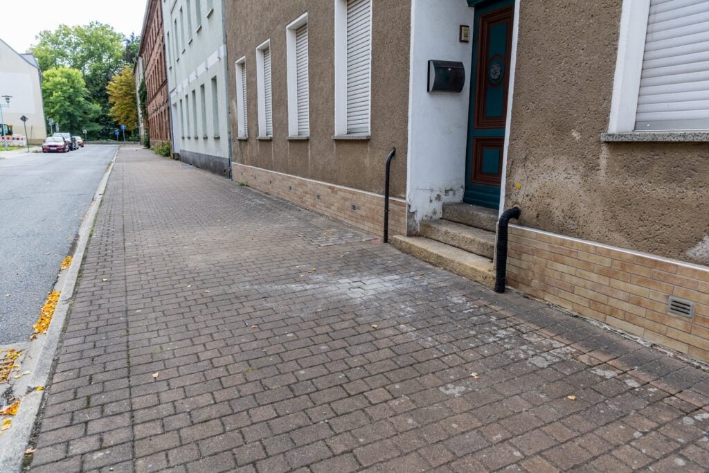 Gehweg in der Pfortenstraße, wo die Stolpersteine in Spremberg lagen