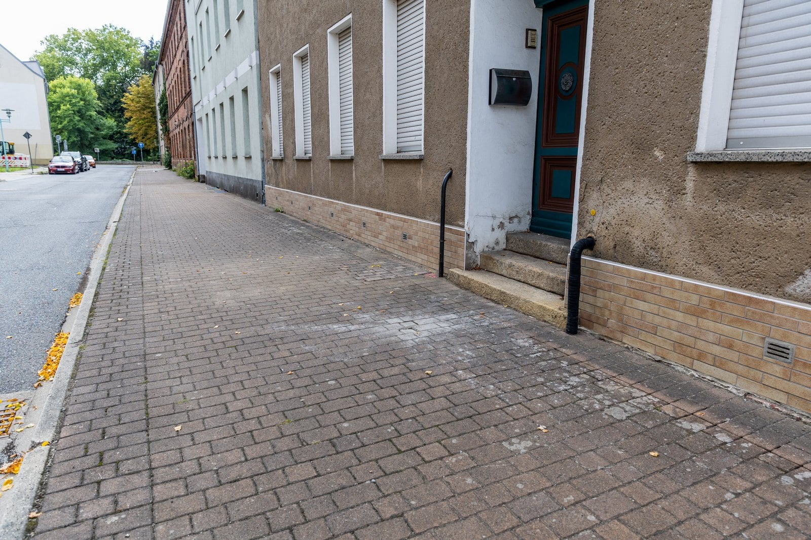 Blick in die Pfortenstraße in Spremberg mit Hauseingang und Gehweg