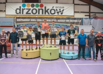 Jugendliche Tischtennisspieler auf dem Siegerpodest beim Turnier in Drzonkow