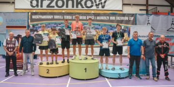 Jugendliche Tischtennisspieler auf dem Siegerpodest beim Turnier in Drzonkow