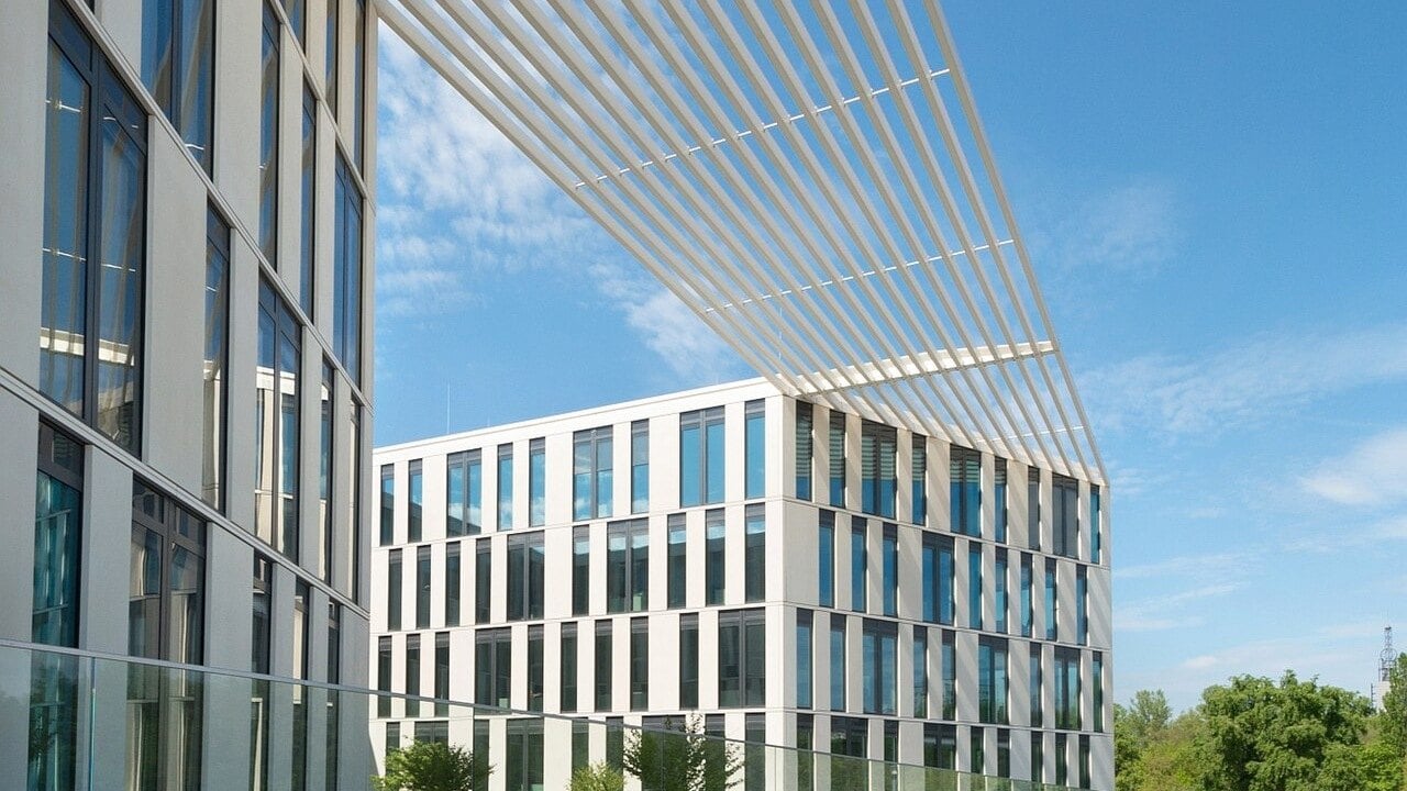 Glasfassade des ILB-Neubaus in der Babelsberger Straße in Potsdam