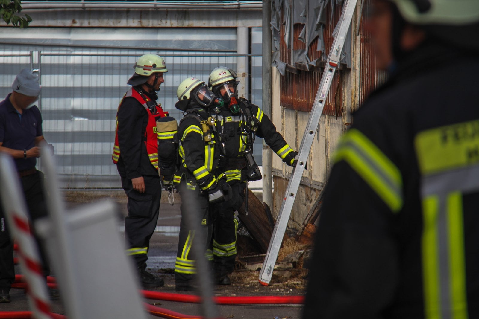 Feuerwehrleute unter Atemschutz vor einem Gebäude