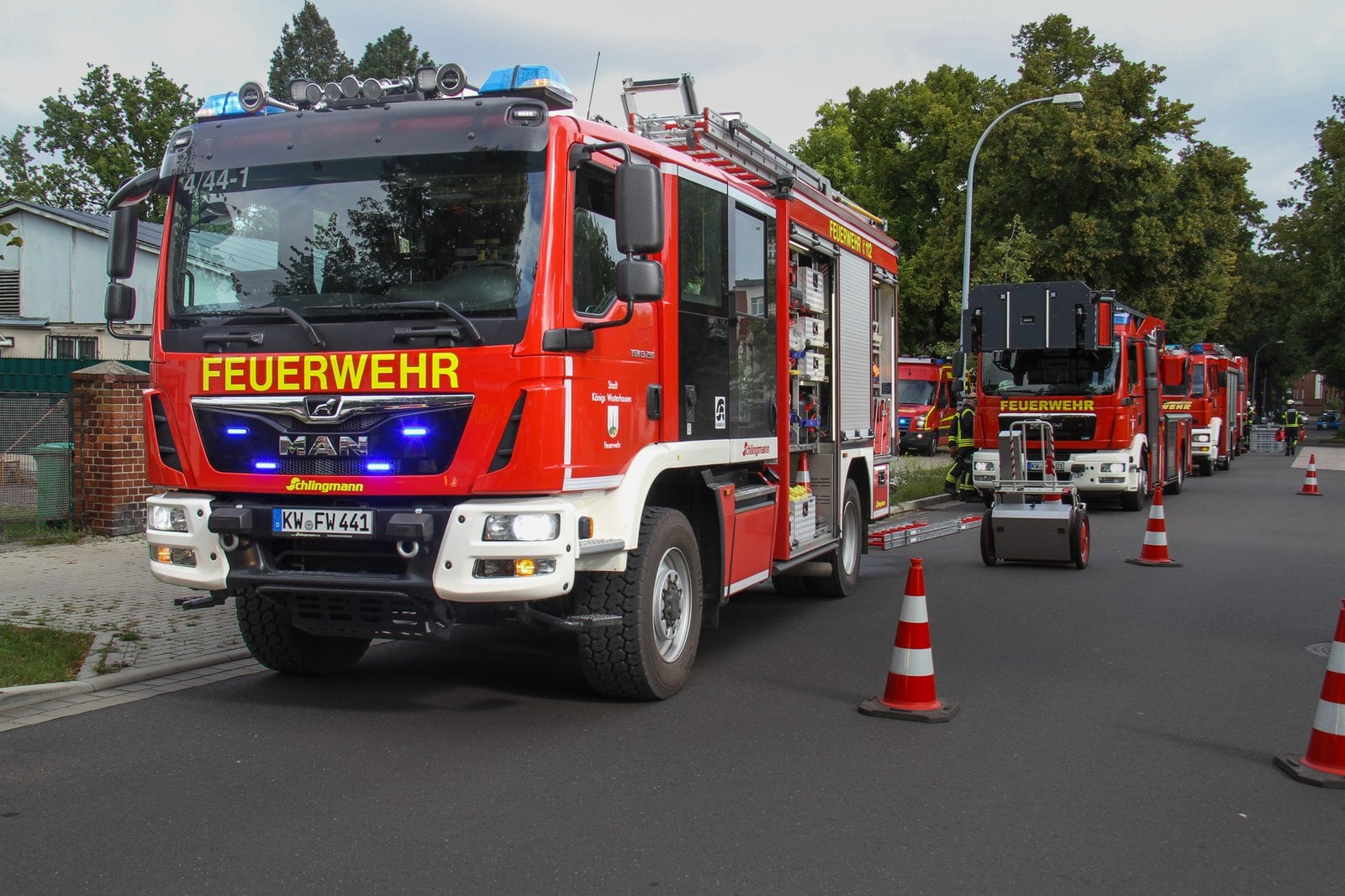 Mehrere Löschfahrzeuge stehen in einer abgesperrten Straße