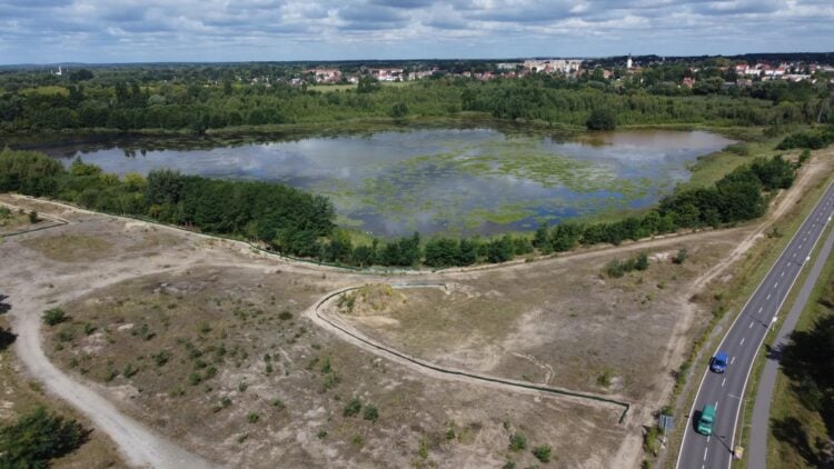 Luftbild des Kuthteiches in Lauchhammer mit der sanierten Freiflaeche und der Ortrander Strasse
