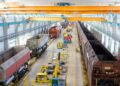 Werkhalle mit Schienenfahrzeugen und Kranbahn im Industriepark Schwarze Pumpe