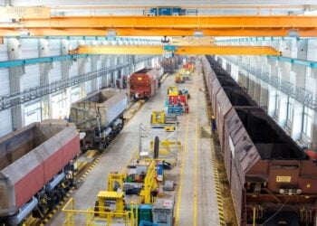 Werkhalle mit Schienenfahrzeugen und Kranbahn im Industriepark Schwarze Pumpe