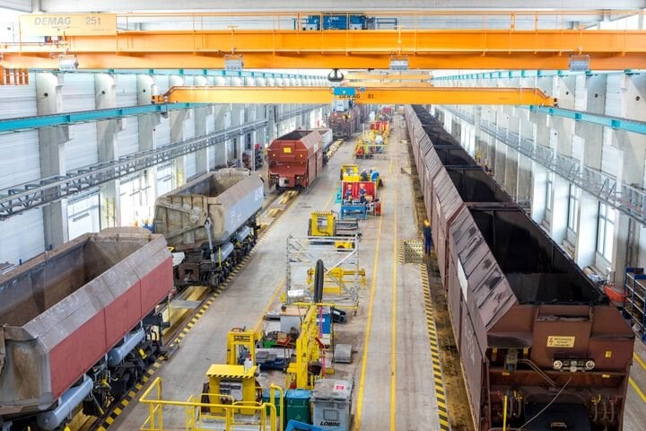 Werkhalle mit Schienenfahrzeugen und Kranbahn im Industriepark Schwarze Pumpe