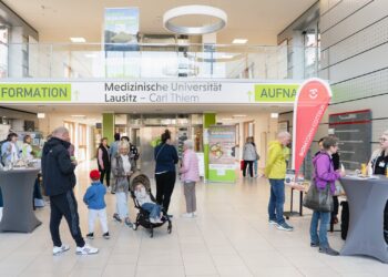 Besucherinnen und Besucher im Foyer der Medizinischen Universität Lausitz beim ersten Präventions- und Vorsorgetag