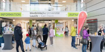 Besucherinnen und Besucher im Foyer der Medizinischen Universität Lausitz beim ersten Präventions- und Vorsorgetag