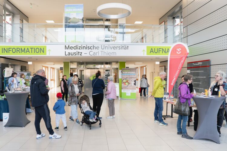 Besucherinnen und Besucher im Foyer der Medizinischen Universität Lausitz beim ersten Präventions- und Vorsorgetag