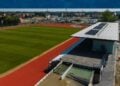 Luftbild des Spreewald Stadions Luebbenau mit Rasenplatz, Laufbahn und neuem Sozialgebaeude