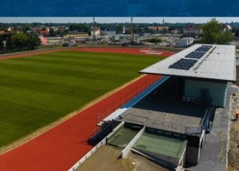 Luftbild des Spreewald Stadions Luebbenau mit Rasenplatz, Laufbahn und neuem Sozialgebaeude