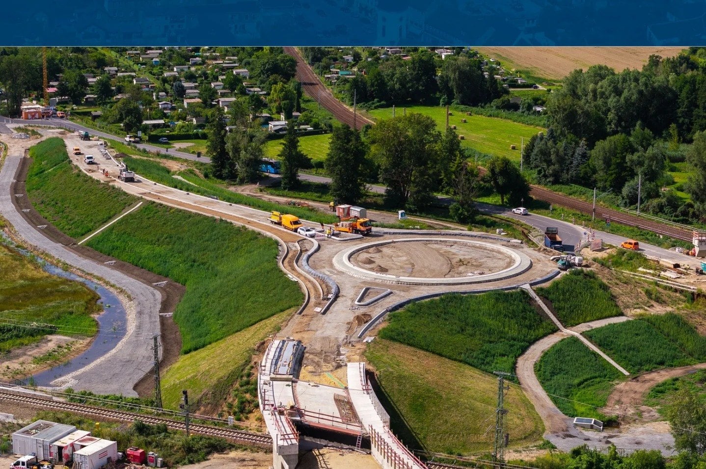 Luftbild der Baustelle am Verkehrsknoten Südkopf mit dem entstehenden Hochkreisverkehr an der L 49