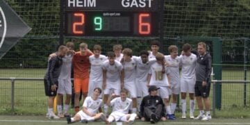 A-Junioren-Mannschaft vor der Anzeigetafel mit dem Spielstand 2:6