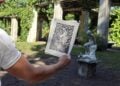 Historisches Foto wird neben das Tonmodell der sitzenden Wassernixe im Pergolenhof gehalten