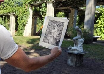 Historisches Foto wird neben das Tonmodell der sitzenden Wassernixe im Pergolenhof gehalten